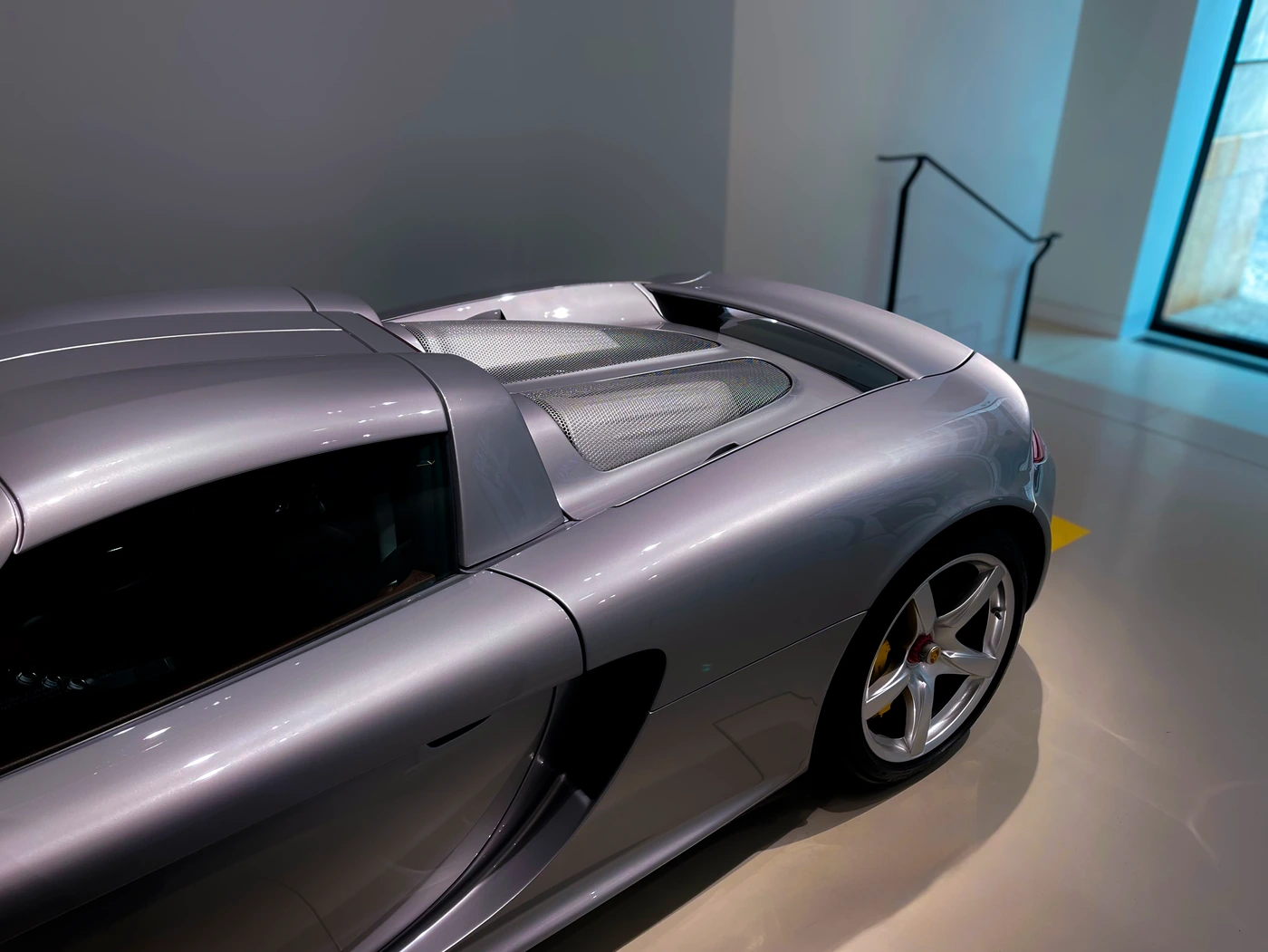Silberner Sportwagen in einem hellen Showroom
